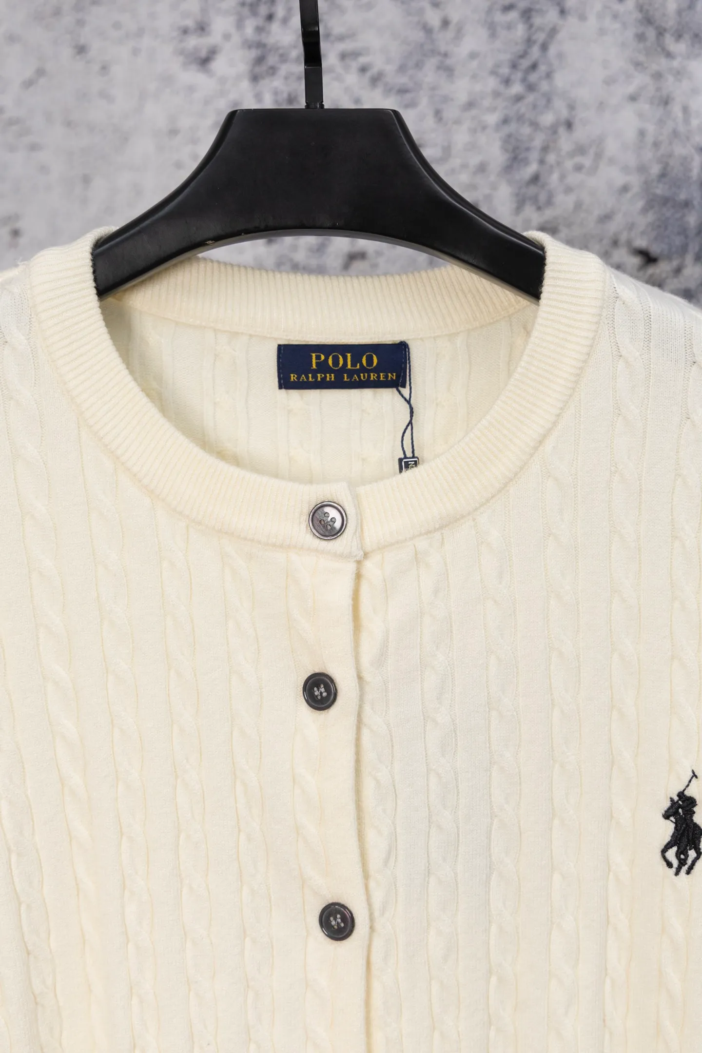 P170 Ralph Lauren Classic Round Neck Solid Color Pony Embroidered Logo Knitted Cardigan Long Sleeve Ralph Lauren Classic Basic Versatile Twist Knitted Cardigan Long Sleeve Main supply platform live broadcast Wholesale entity Replenish when out of stock Not removed from the shelves Quality 1:1 patterning Complete three standards Correct version of pony logo Imported quality cotton yarn Focus on high-end Cost-effective Good quality Needless to say Zhao Lusi's same style is really amazing, so sweet I'm so beautiful. This cardigan is really good-looking. It's simple and easy to wear. It's a must-have for goddess ootd. Good-looking clothes are never picky. A must-have in the wardrobe of goddesses. Size: S-XL. Color: black, apricot, gray, navy, red, white.